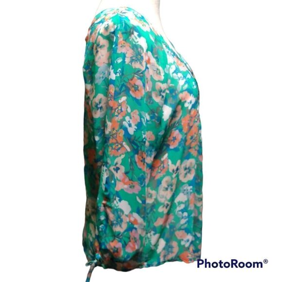 Lauren Conrad green floral quarter sleeves sheer flowy pleated v-neck top - Picture 5 of 7